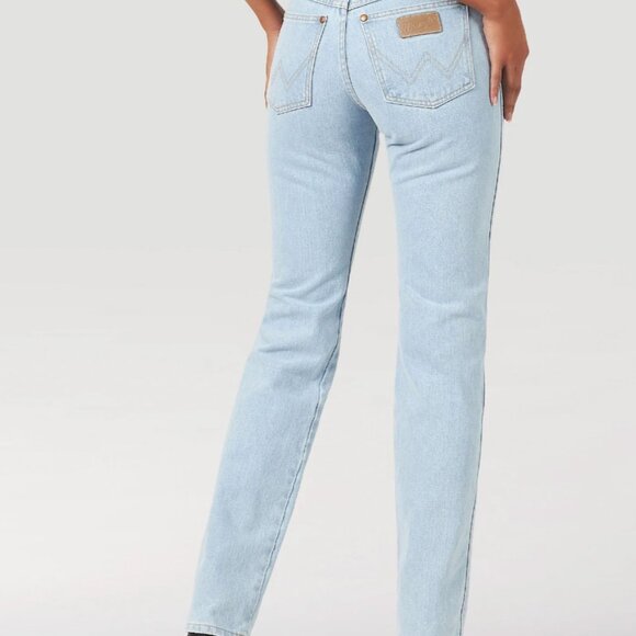NWT Wrangler Women's Cowboy Cut High Rise Slim Fit Tapered Leg Jean - Picture 3 of 5